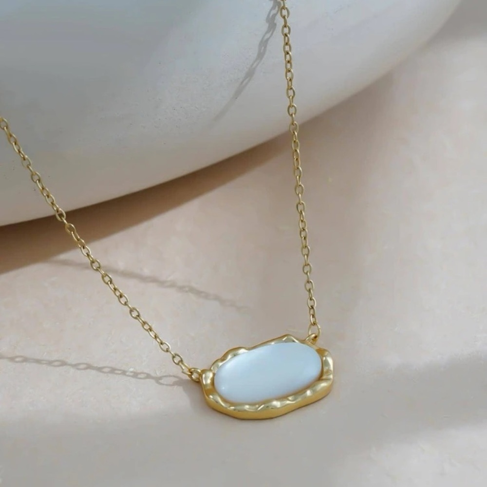 Oval Shell Pendant Necklace - Picture 4 of 5
